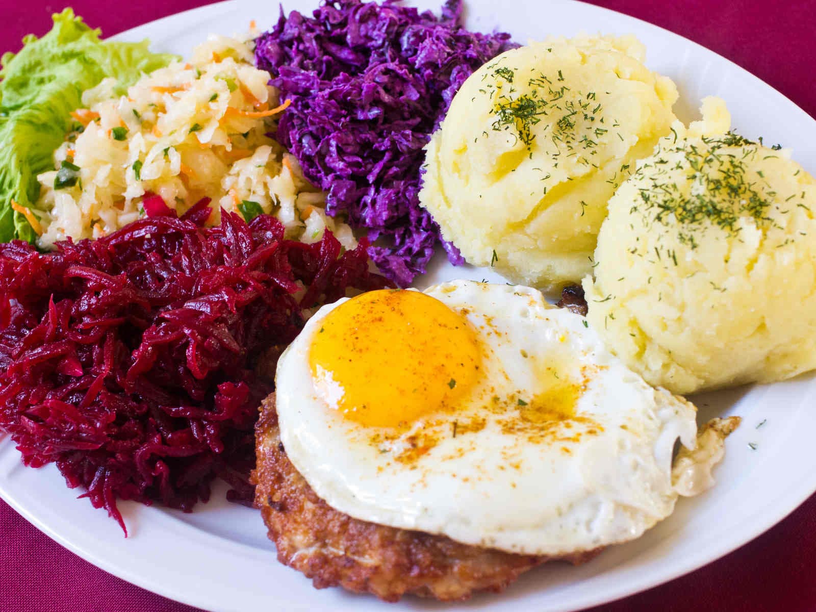 Kotlet z jajkiem sadzonym i ziemniaczkami